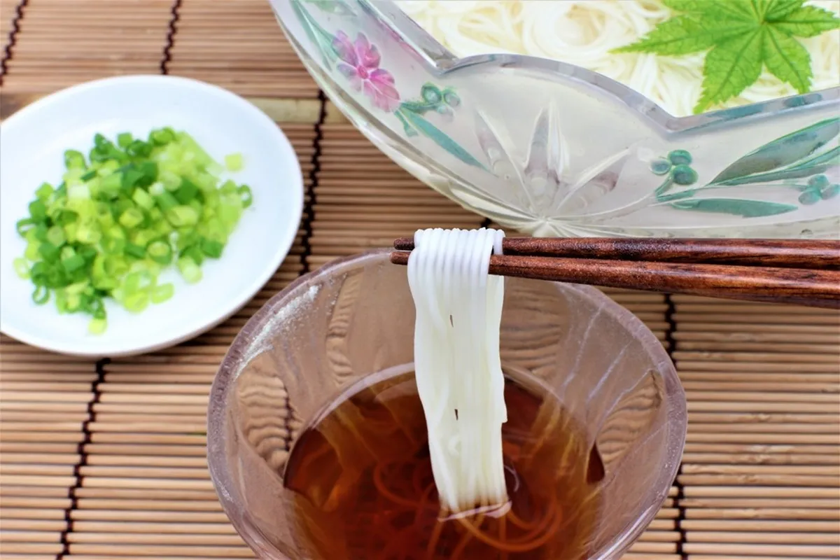 夏の定番!そうめんのおすすめアレンジ3選 そうめんを箸で持ち上げている写真